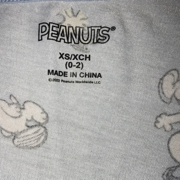 Peanuts 🥜 XS 2022 short sleeved shirt pre 💗 - Picture 3 of 4